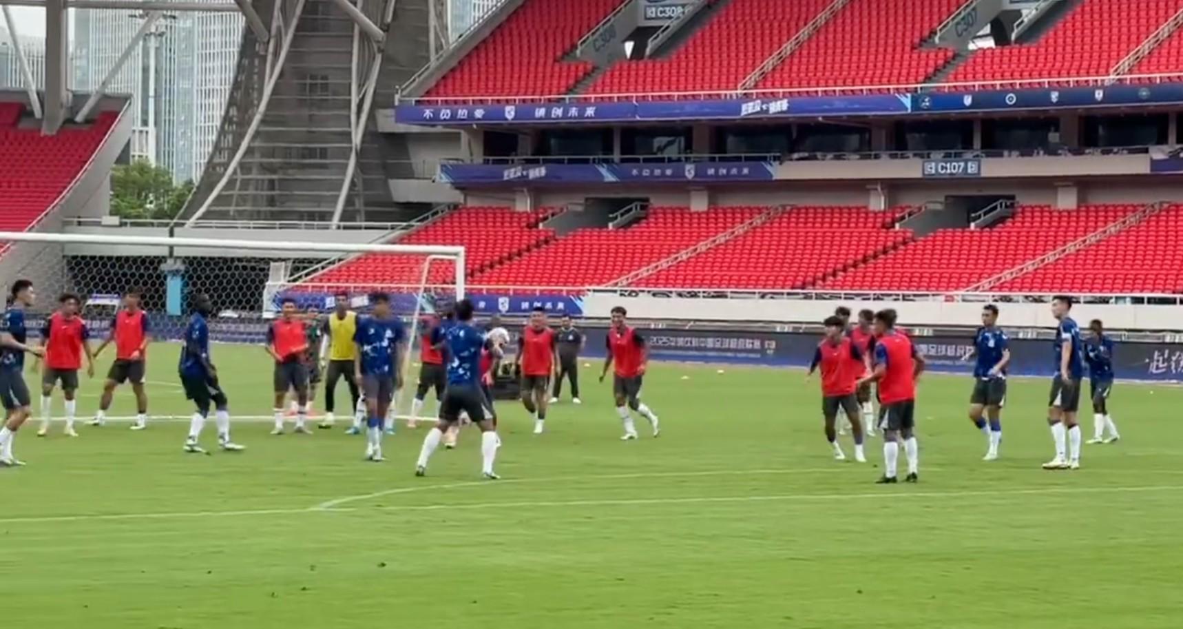 记者：吴曦、谢鹏飞单独训练，阿马杜、刘诚宇首发可能性很大